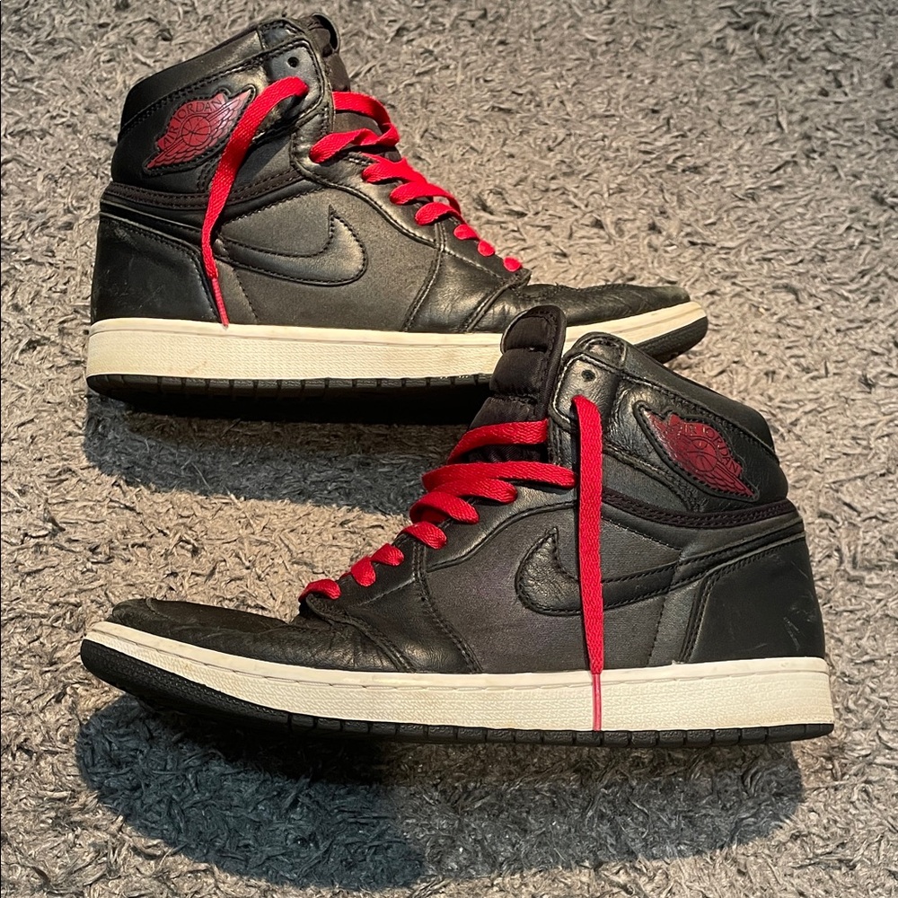 Nike Air Jordan 1 Retro High OG - Black/Red